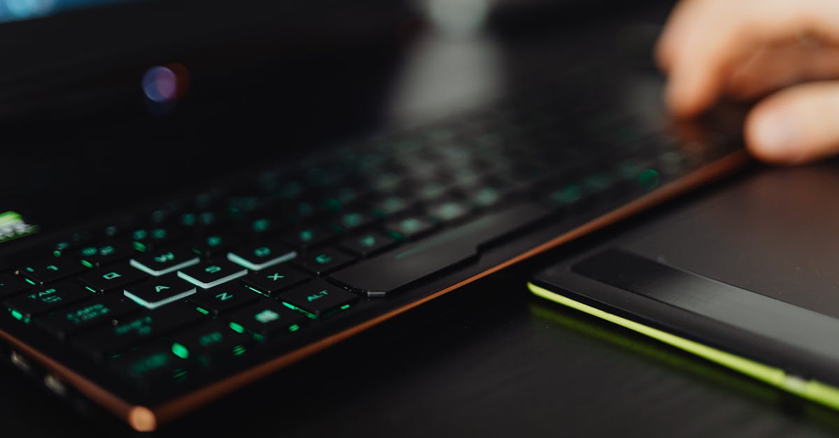ノートパソコンのキーボードで作業するイメージ