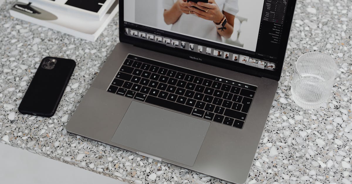 ノートPCでブログ記事を編集する机